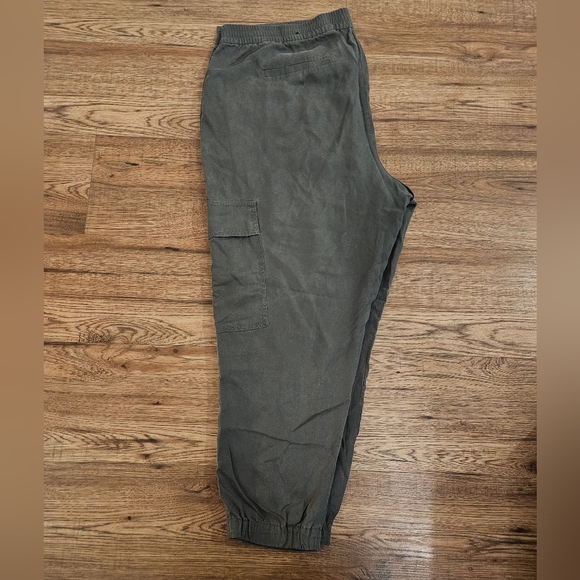 NWT Womens Green Cargo pants Size 20 plus size pockets Reitmans elastic waist - Picture 2 of 5